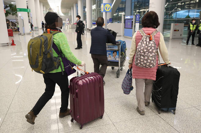 페루 정부의 국경 폐쇄로 발이 묶였던 여행객들이 지난 28일 오전 전세기를 타고 인천국제공항을 통해 귀국하고 있다. [연합]