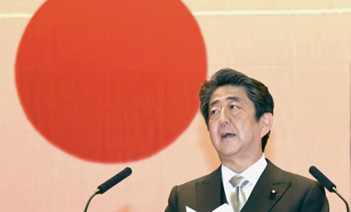 아베 신조 일본 총리가 지난 22일 자위대 간부 양성학교인 방위대 졸업식에서 훈시하고 있다. 요코스카 교도=연합뉴스
