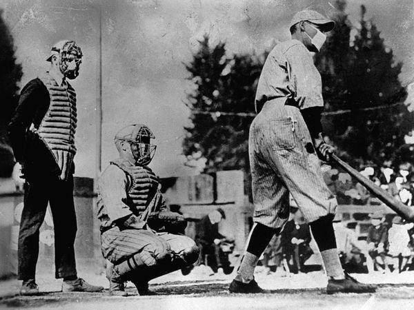 ▲ 1919년 미국에서도 마스크를 쓰고 야구경기를 한 기록이 있다.