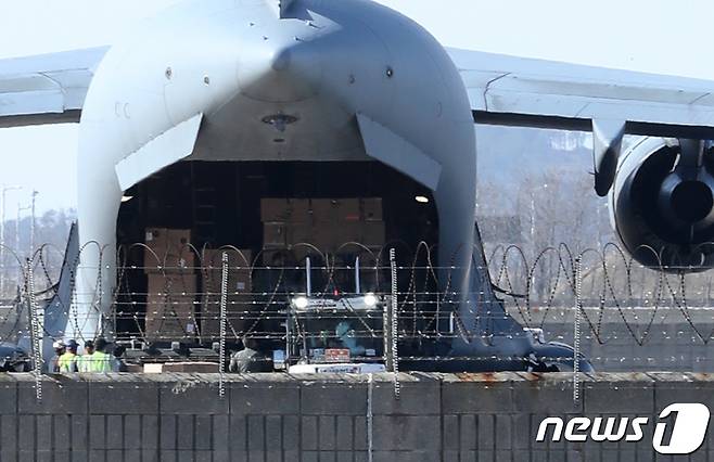한국에 코로나19 진단키트 수출을 요청했던 루마니아가 북대서양조약기구(나토·NATO) 소속 수송기를 동원해 한국산 진단키트 수송에 나섰다. 2020.3.27/뉴스1 © News1 정진욱 기자