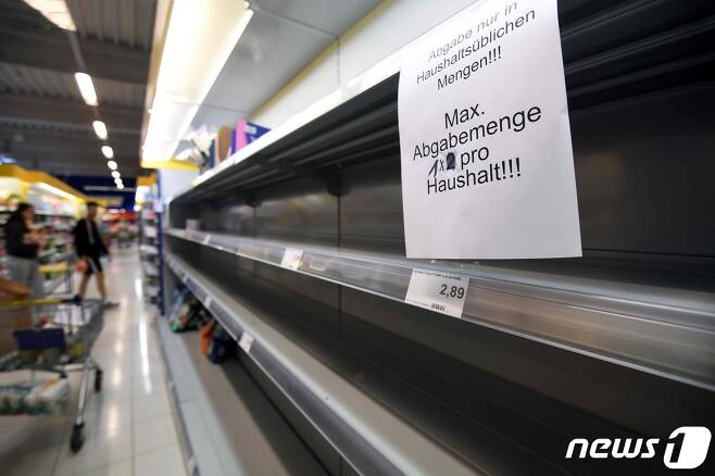 19일 (현지시간) 코로나19 확산 속 독일 알렌의 슈퍼마켓 화장지 진열대에 ‘가구당 최대 1개’라는 안내문이 붙어있다. © AFP=뉴스1 © News1 우동명 기자