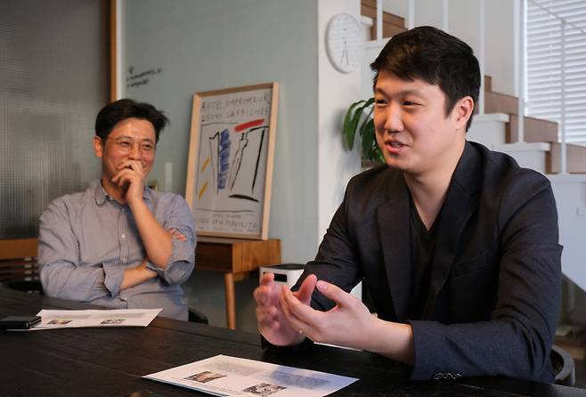 질문에 답변하고 있는 트렌비 박경훈 대표와 이를 지켜보는 뮤렉스파트너스 이범석 대표