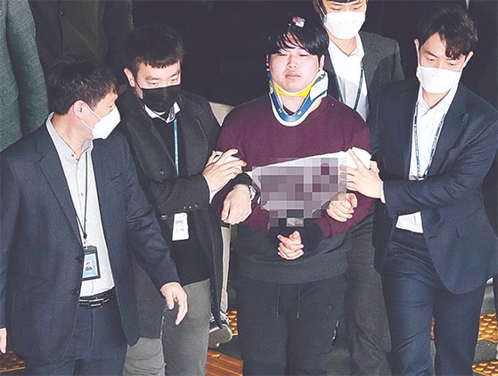 미성년자를 포함한 여성들의 성 착취물을 제작·유포한 혐의를 받는 ‘박사방’ 운영자 조주빈이 25일 검찰로 송치되기 위해 서울 종로경찰서를 나서고 있다. 강정현 기자