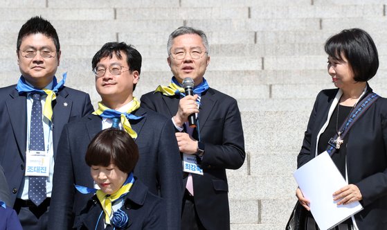 ‘열린민주당’이의 4월 총선 비례대표 후보 명단에 포함된 최강욱 전 청와대 비서관이 소감을 말하고 있다. 변선구 기자