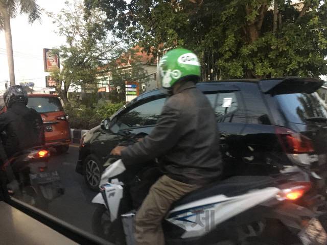 차 타고 가다 찍은 고젝 라이더. 사진 흔들림 죄송합니다..;