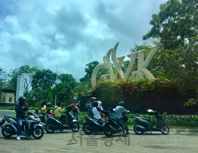 바이크로 모여 수다를 떠는 발리 사람들. 아기와 함께 바이크를 타는 엄마, 아빠들도 이 곳에는 흔합니다.