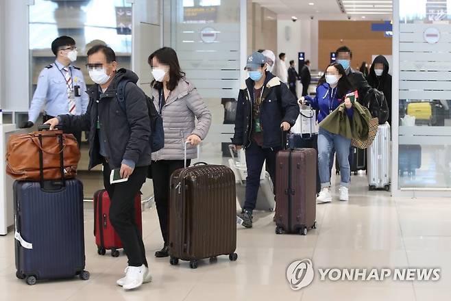 이탈리아 교민 전세기로 귀국 (영종도=연합뉴스) 서명곤 기자 = 이탈리아의 밀라노 지역 교민과 주재원 등이 1일 오후 전세기를 타고 인천국제공항 2터미널을 통해 귀국하고 있다. 입국자들은 입국 직후 전원 특정 시설로 이동해 코로나19 진단검사를 받는다. 여기서 모두 음성 반응이 나오면 자가 격리로 이어지고, 한 명이라도 양성 반응이 나올 경우 전원 14일간 시설 격리된다. 2020.4.1 seephoto@yna.co.kr
