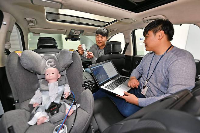 현대모비스 연구원들이 자율주행 센서를 활용한 후석 승객 알람 장치를 시험하고 있다.