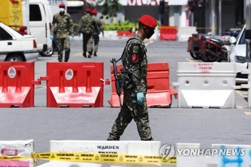 이동제한령 위반자 감시하는 말레이시아 군인. 사진=로이터/연합뉴스