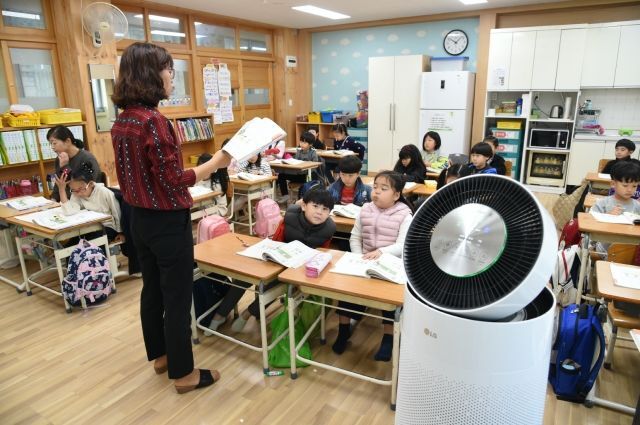 경기도 파주시 문산동초등학교 1학년 학생들이 LG 공기청정기를 설치한 교실에서 수업받는 모습. (사진=LG전자)