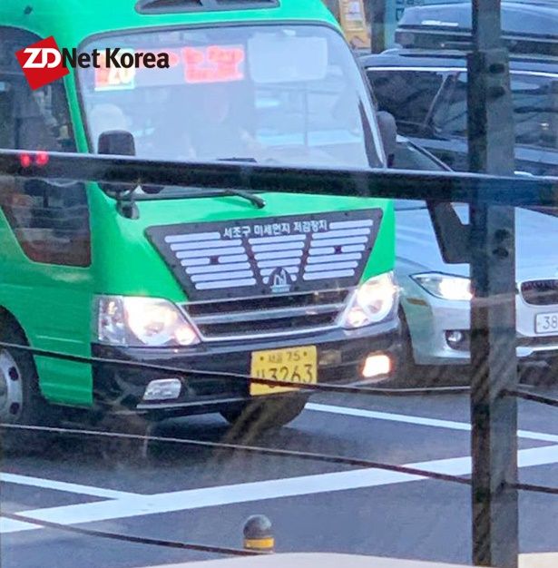 서울 서초구 양재역 일대를 통과하는 서초20번 마을버스에 부착된 '미세먼지 저감장치' (사진=지디넷코리아)