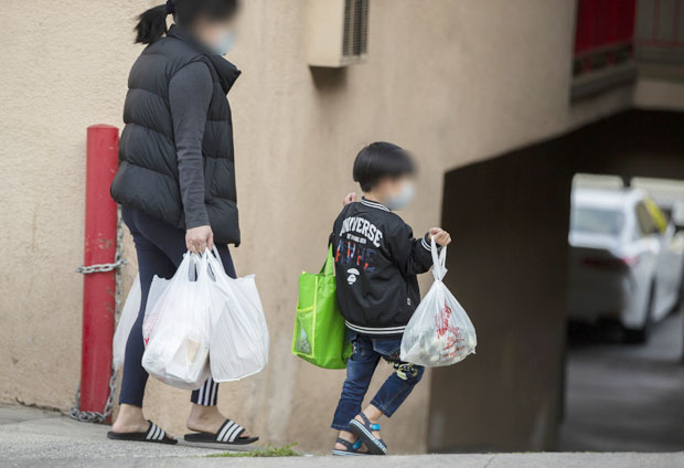 2일(현지시간) 미국 로스앤젤레스 차이나타운에서 쇼핑을 마친 어머니와 아들이 걸어가고 있다./사진=AP 연합뉴스 (위 사진은 사건과 무관함을 밝힙니다.)