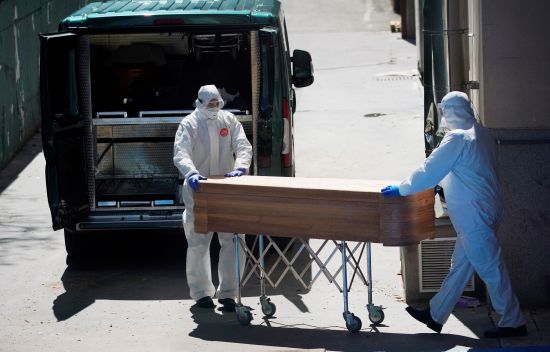 직원이 2일 스페인 마드리스에서 신종 코로나바이러스 감염증으로 사망한 환자의 시신을 나르고 있다. 로이터연합뉴스