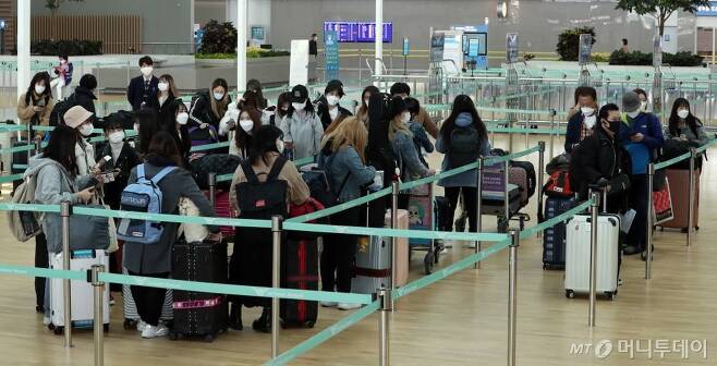일본 정부가 오는 3일부터 한국 전역을 입국 거부 대상으로 지정한 가운데 2일 오전 인천국제공항 제2터미널에서 도쿄 나리타행 탑승객들이 탑승수속을 하고 있다. / 사진=이기범 기자 leekb@