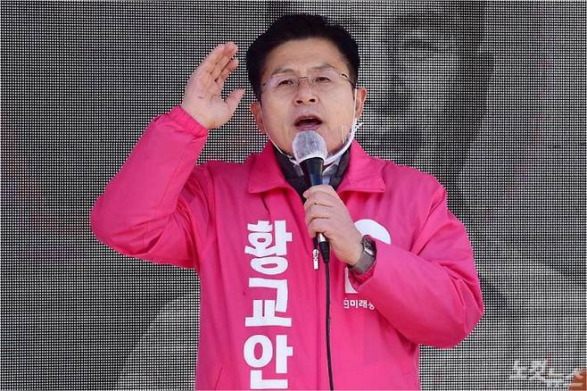 제21대 총선에서 서울 종로구에 출마하는 미래통합당 황교안 후보가 4일 서울 종로구 재동초등학교 앞에서 거리 유세를 펼치고 있다. (사진=윤창원 기자/자료사진)