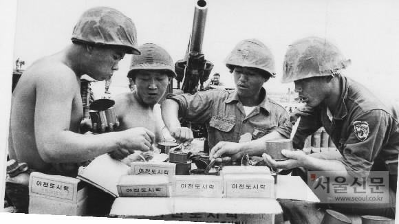 한국형 전투식량으로 식사하는 베트남 파병 장병들. 파병 초기에는 미군 C레이션만 보급돼 장병들의 원성이 자자했다. 서울신문 DB