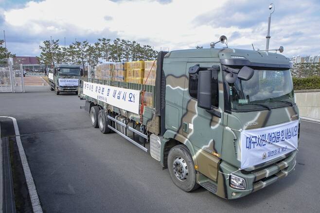 전투식량은 올해 코로나 사태 대민 지원에 투입됐을 정도로 품질이 크게 높아졌다. 사진은 지난 2월 27일 대구월드컵경기장에 도착한 육군 소속 11톤 트럭에서 전투식량을 하역하는 모습. 2020.2.28 육군 제공