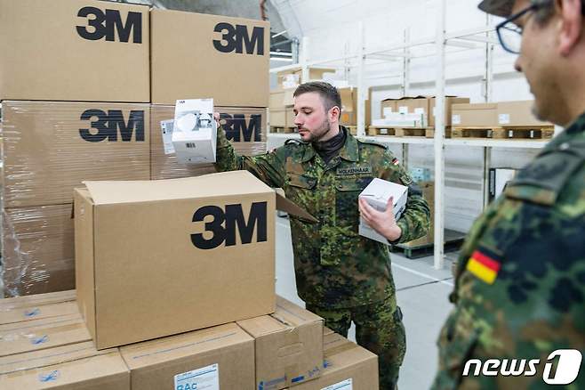 마스크를 확인하는 독일군. © AFP=뉴스1