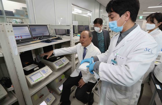 재단법인 서울의과학연구소 연구원들이 지난 3일 경기도 용인시 기흥구 연구소에서 병원으로부터 의뢰받은 혈액을 검사하고 있다. 이 연구소는 최근 핀란드인들의 코로나19 감염 검체를 분석해 제공했다.김상선 기자