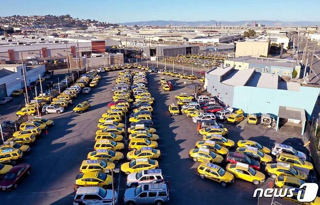 (샌프란시스코 AFP=뉴스1) 2일 (현지시간) 코로나19 확산으로 자택 격리 명령이 내려진 캘리포니아주 샌프란시스코의 택시회사 주차장에 택시들이 주차해 있다.   ⓒ AFP=뉴스1