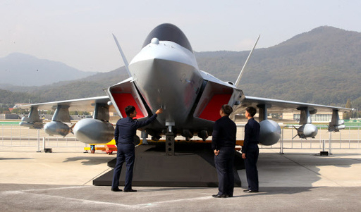 공군이 지난해 10월 14일 경기 성남 서울공항에서 열린 ‘서울 국제 항공우주 및 방위산업 전시회’(ADEX)에서 한국형전투기(KFX)의 실물모형을 공개했다.[연합]