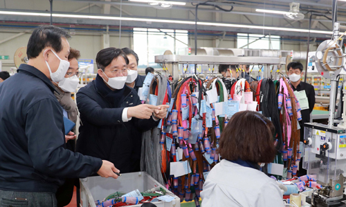 성윤모 산업통상자원부 장관(왼쪽 세번째)이 지난 2월 경북 경주시에 소재한 한 자동차 부품업체를 방문해 현장을 둘러보고 있다. 산업통상자원부 제공