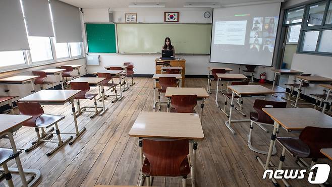 서울의 한 고등학교에서 쌍방향 원격수업으로 영어 수업을 하는  모습./뉴스1 © News1 유승관 기자