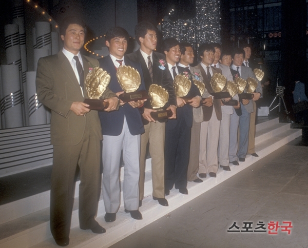 1985년 1루수 골든글러브를 수상한 김성한(맨 앞쪽). 스포츠코리아 제공