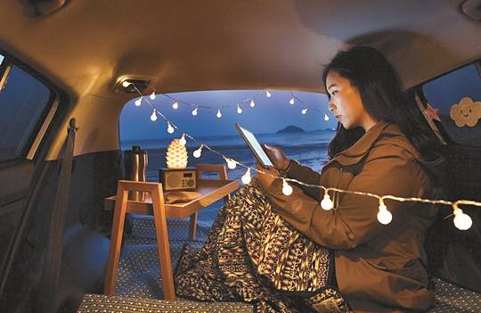 완연한 봄 날씨를 보인 4일 인천 영종도 마시안 해변에서 직장인 강민지씨가 텐트 대신 차량을 숙소로 이용하는 ‘차박’을 하고 있다. 평소 캠핑을 즐긴다는 강씨는 “코로나19 사태로 대면 접촉을 피하기 위해 차량을 숙소로 선택했다”고 말했다.