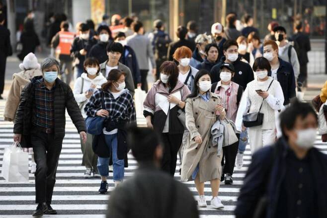 코로나19 확산하는 도쿄…마스크 쓴 사람들 (사진=연합뉴스)