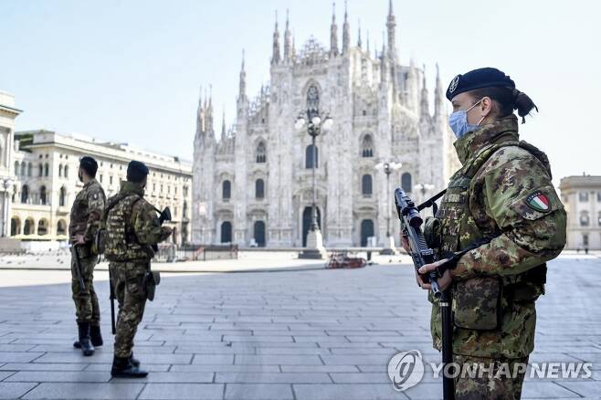 밀라노 대성당 앞 코로나19 순찰하는 이탈리아 군인 [밀라노 AP=연합뉴스]