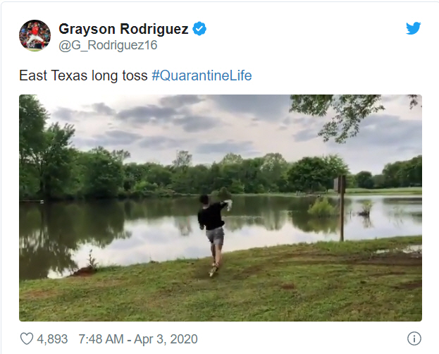 볼티모어 그레이슨 로드리게스가 잘 보이지도 않는 강 건너 친구에게 야구 공을 던지는 장면 | 트위터 캡처