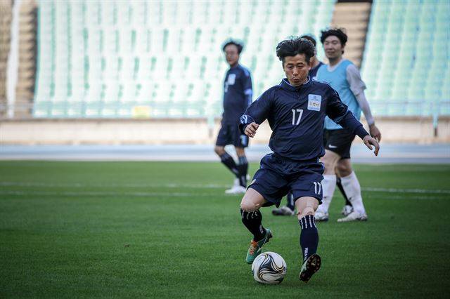 2018년 6월 월드컵 경기장에서 열린 엔젤클럽회장배 축구대회에서 조병래 선수가 상대 진영을 돌파하고 있다. 엔젤FC제공