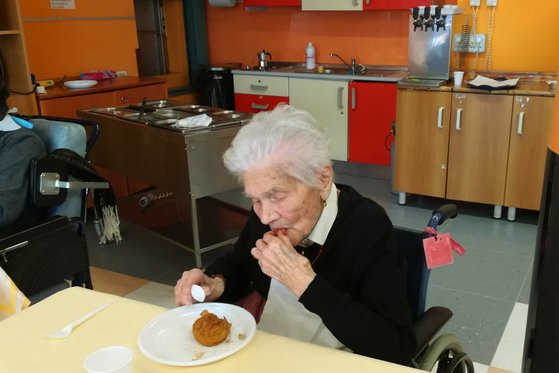 일상생활로 돌아온 자누소 할머니가 지난 6일 양로원 식당에서 식사를 하고 있다.[AP=연합뉴스]