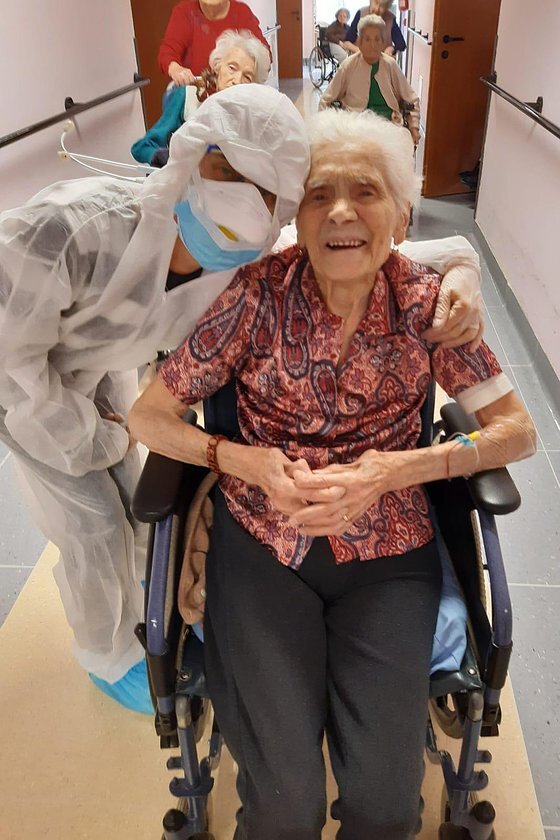 아다 자누소 할머니가 지난 주 코로나19에서 완치된 후 담당의사와 기념사진을 찍고 있다.[AP=연합뉴스]