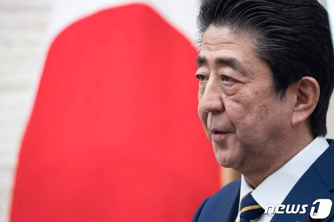 아베 신조 일본 총리가 지난 7일 오후 관저에서 코로나19 유행에 따른 '긴급사태 선언'에 관한 기자회견을 하고 있다. © AFP=뉴스1