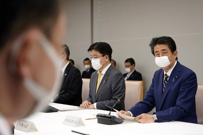 아베 신조 일본 총리가 각료들과 회의하고 있다/사진=AFP