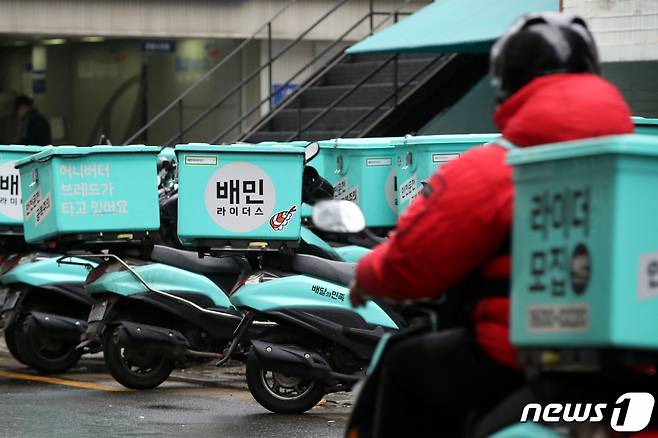 중소 배달대행업체들은 보험사가 규모가 큰 대형사만 이륜차 단체 종합보험에 가입시키는 특혜를 준다고 주장한다. /사진=뉴스1DB