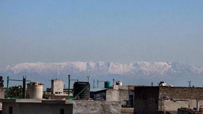 이달 인도 펀자브주에서 촬영된 히말라야산맥 (사진=트위터 계정 캡처, 연합뉴스)