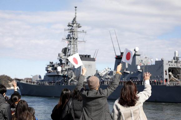 중동 해역으로 파견되는 일본 해상자위대 호위함 ‘다카나미’가 지난 2월 가나가와현의 해상자위대 요코스카 기지에서 시민들의 환송을 받으며 출항하고 있다. 도쿄 AFP 연합뉴스