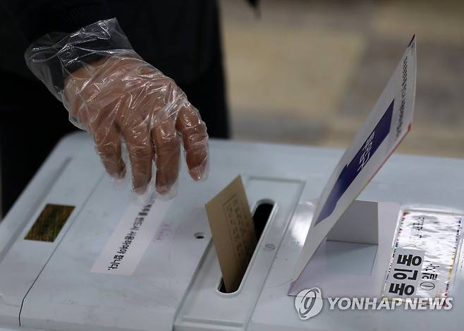 비닐장갑끼고 소중한 한표 (대구=연합뉴스) 손형주 기자 = 10일 오전 대구 중구 동인동행정복지센터에 마련된 사전투표소에서 유권자가 소중한 한표를 행사하고 있다. handbrother@yna.co.kr