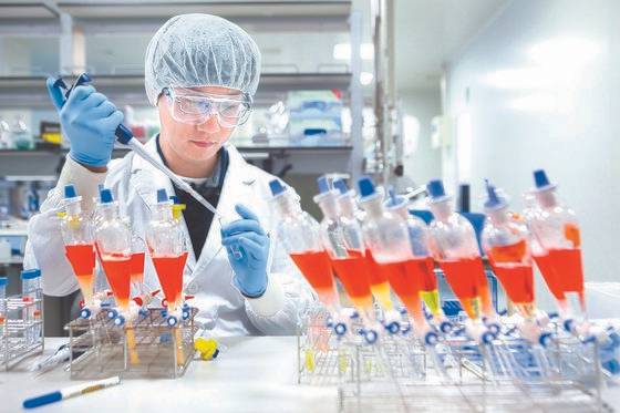 SK바이오사이언스 연구원이 백신 생산을 위한 연구를 진행하고 있다. [바이오사이언스 제공=뉴스1]