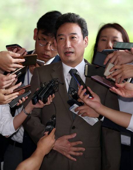 이규진 서울고법 부장판사가 23일 서울중앙지검에 피의자 신분으로 출석하면서 취재진 질문에 답하고 있다. 연합뉴스