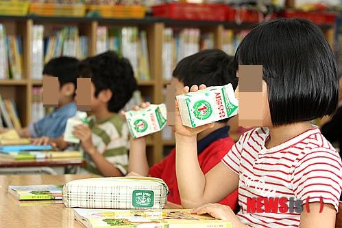 초등학생들이 급식우유를 마시고 있는 모습. /사진=뉴시스