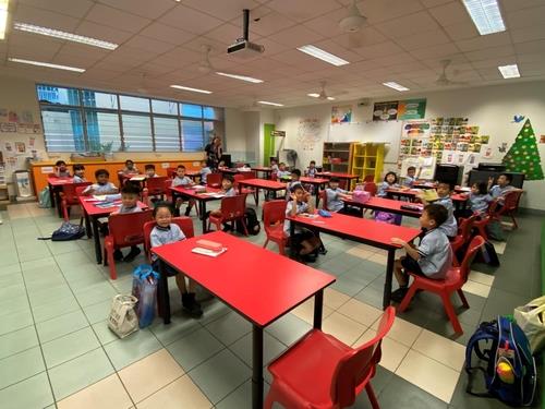 책상 양옆으로 떨어져 앉아 수업을 받는 싱가포르 초등학생들 [옹 예 쿵 교육부장관 페이스북 캡처. 재판매 및 DB 금지]
