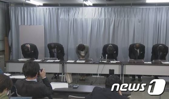 일본 아이치현 당국자들이 12일 오후 기자회견을 열어 코로나19 진단검사 오진에 대해 사과하고 있다. (NHK 캡처) © 뉴스1