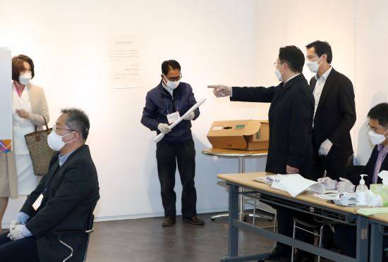 제21대 국회의원 선거에 출마하는 황교안 미래통합당 종로구 후보가 선거일인 15일 서울 종로구 혜화동 제3투표소에서 기표를 하려다 기표소를 나와 투표관리관에게 비밀보장 등의 조치에 대해 이야기를 하고 있다. 뉴시스