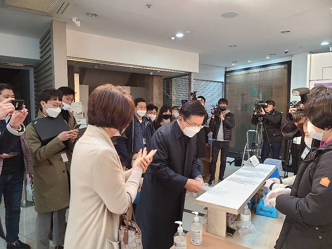 15일 황교안 미래통합당 대표가 서울 종로구 혜화동 제3투표소에 들어서기 전에 손소독을 하고 있다. /사진=정한결 기자.