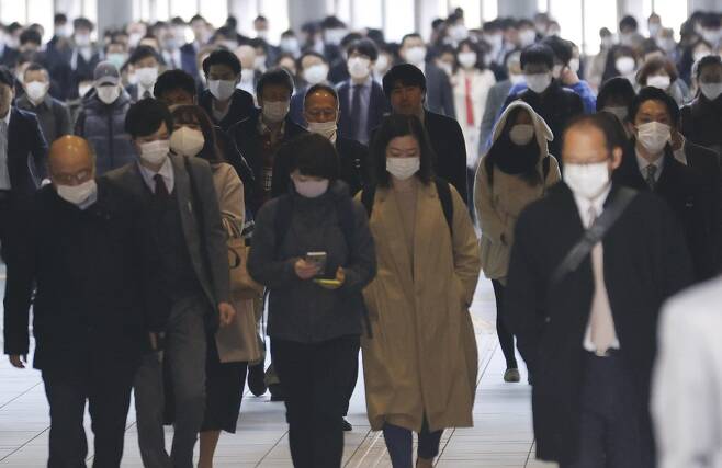 코로나19 확산하는 도쿄…마스크 쓴 사람들 (도쿄 교도=연합뉴스) 신종 코로나바이러스 감염증(코로나19)이 확산하는 가운데 16일 오전 일본 도쿄도(東京都) 시나가와(品川)역에서 마스크를 착용한 사람들이 이동하고 있다. 2020.4.16