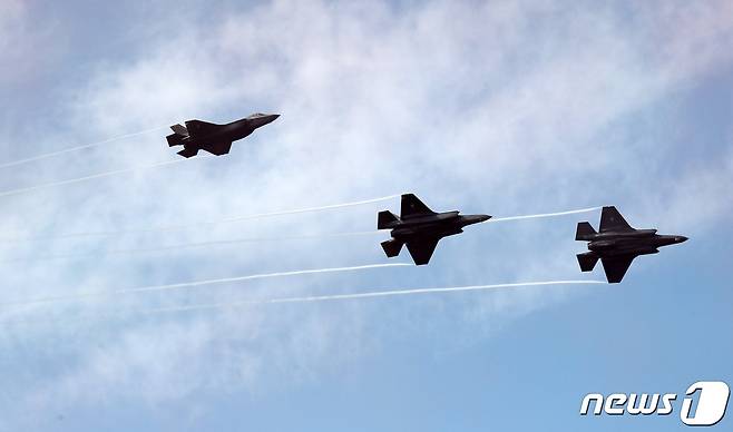 14일 오전 경기도 성남시 서울공항에서 열린 서울 국제 항공우주 및 방위산업 전시회 2019(서울 ADEX 2019) 프레스 데이에서 F-35A가 비행하고 있다. 이번 전시회는 오는 15일부터 20일까지 6일간 개최된다. 2019.10.14/뉴스1 © News1 조태형 기자
